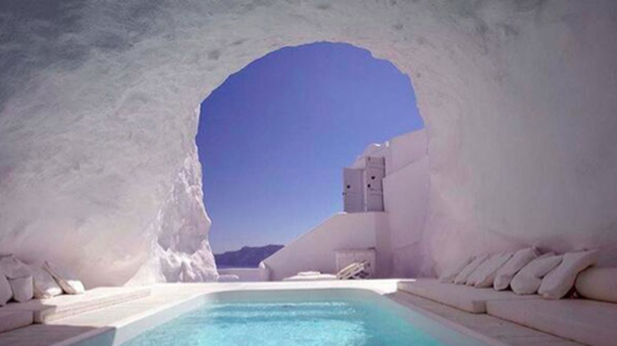 Även på andra ställen i Grekland är man innovativa med poolens placering.
